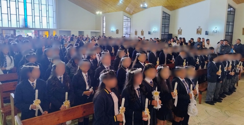 Nuestros estudiantes realizan su primera comunión